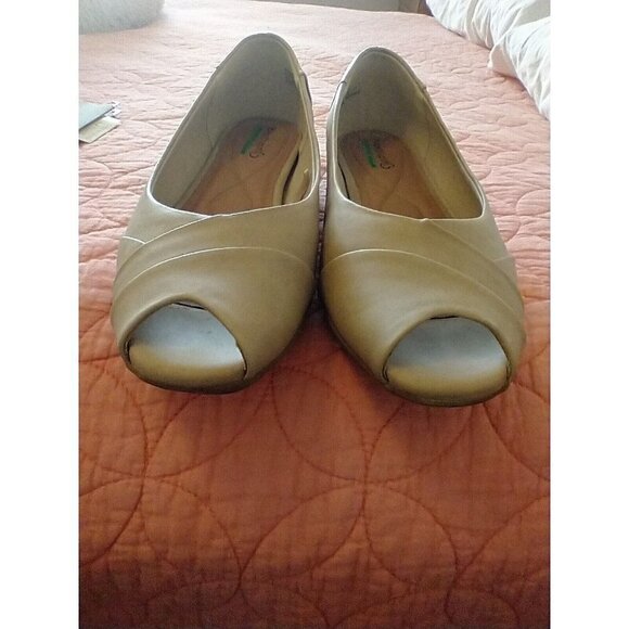 Baretraps Jasmyn Women Beige Hidden Wedge Peep Toe Comfort Flats Shoes - 8.5M - Picture 5 of 8